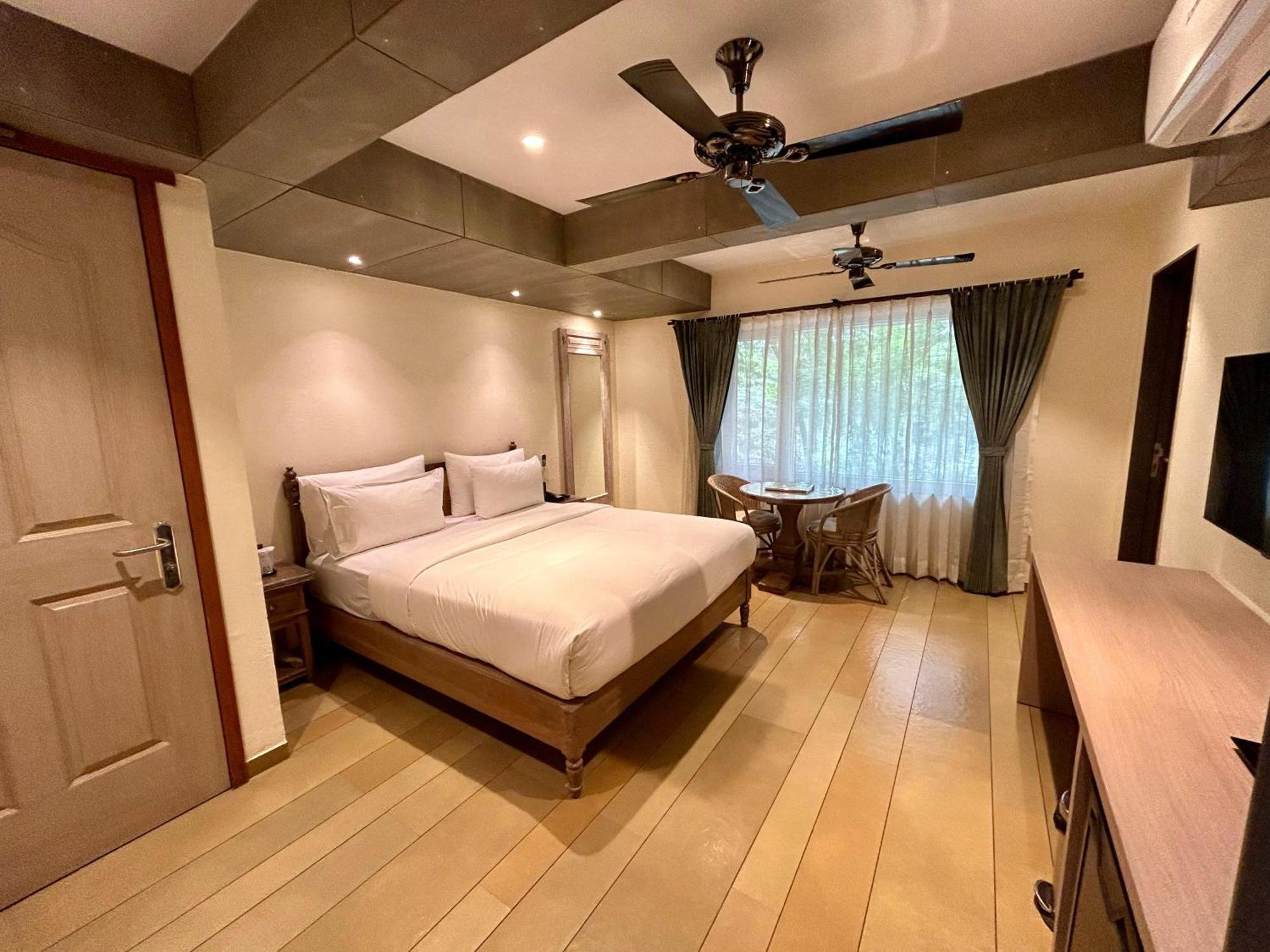 Budget Inn Bellevue Surat Exterior photo