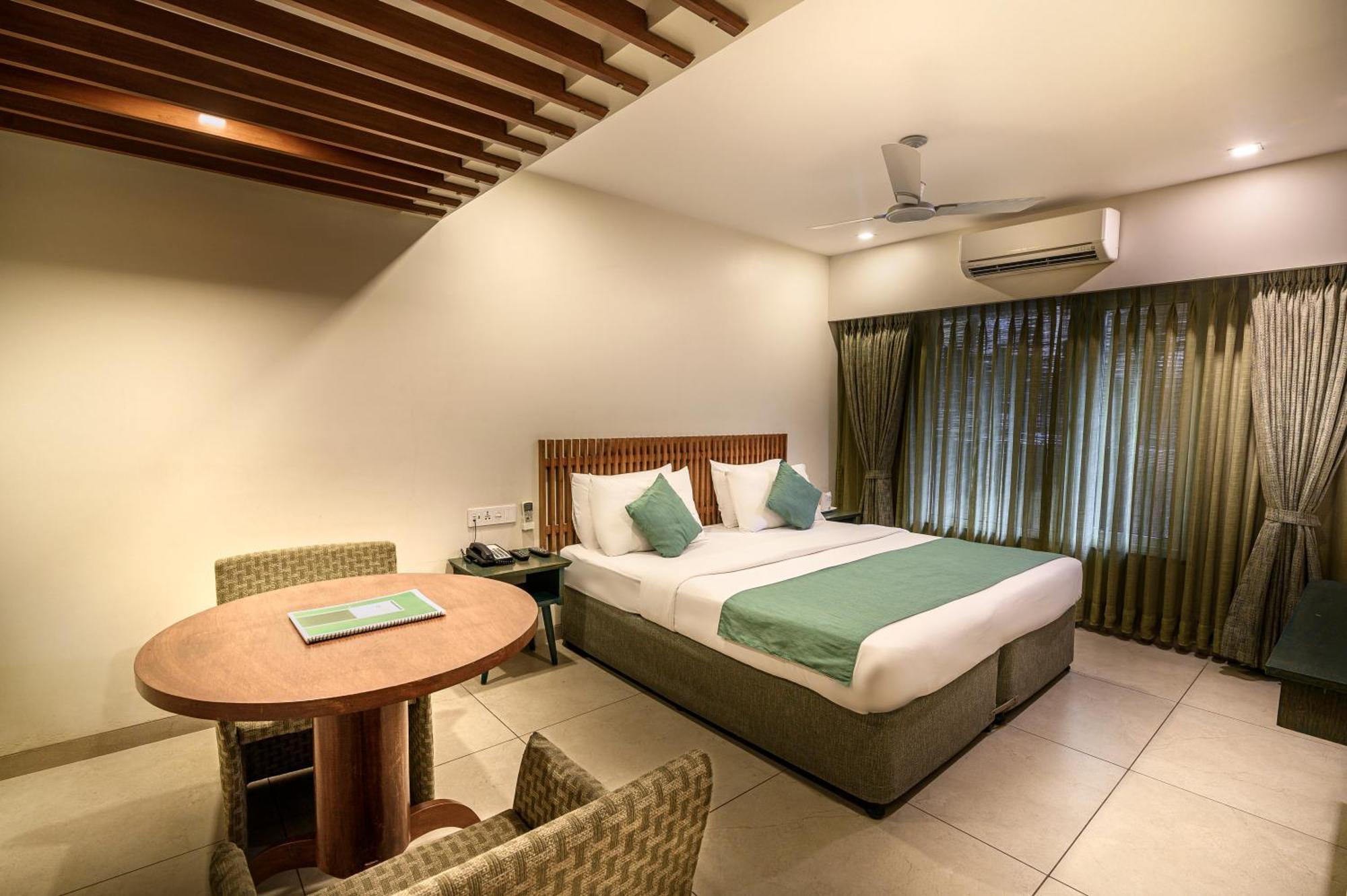 Budget Inn Bellevue Surat Exterior photo