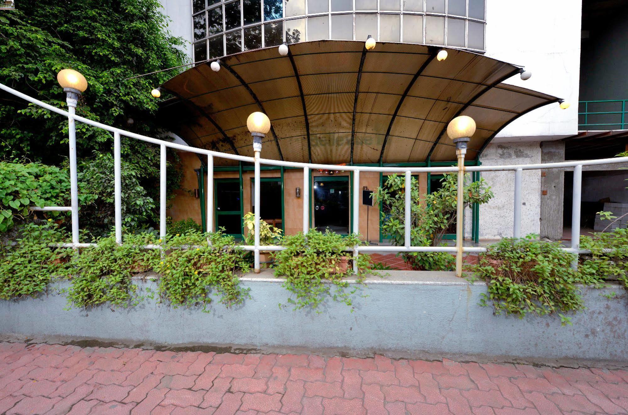 Budget Inn Bellevue Surat Exterior photo