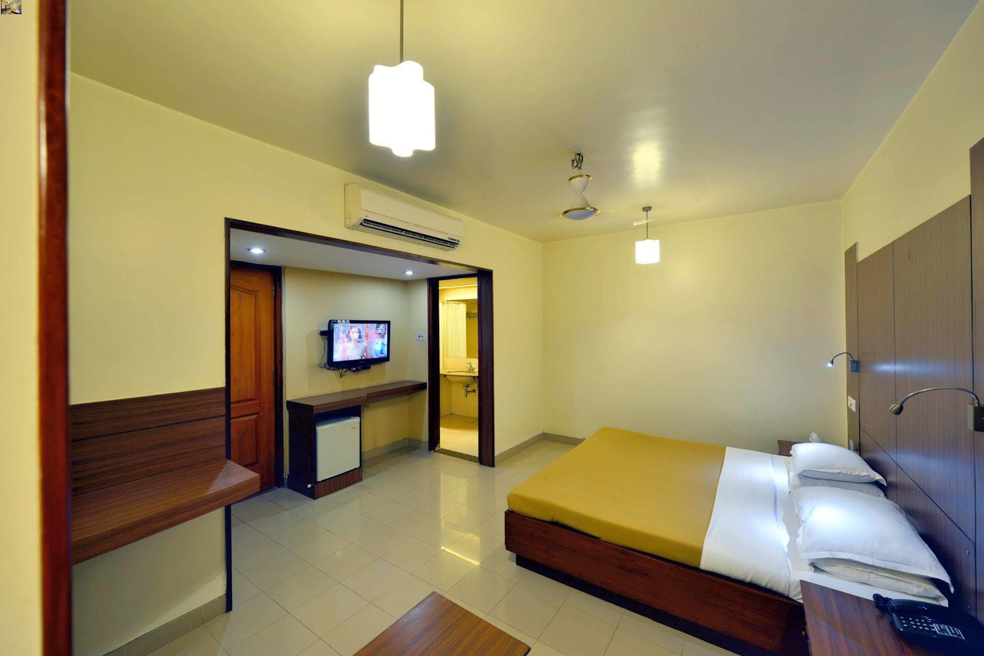 Budget Inn Bellevue Surat Exterior photo