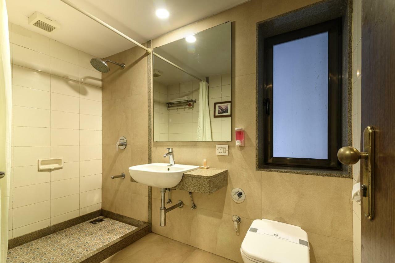 Budget Inn Bellevue Surat Exterior photo